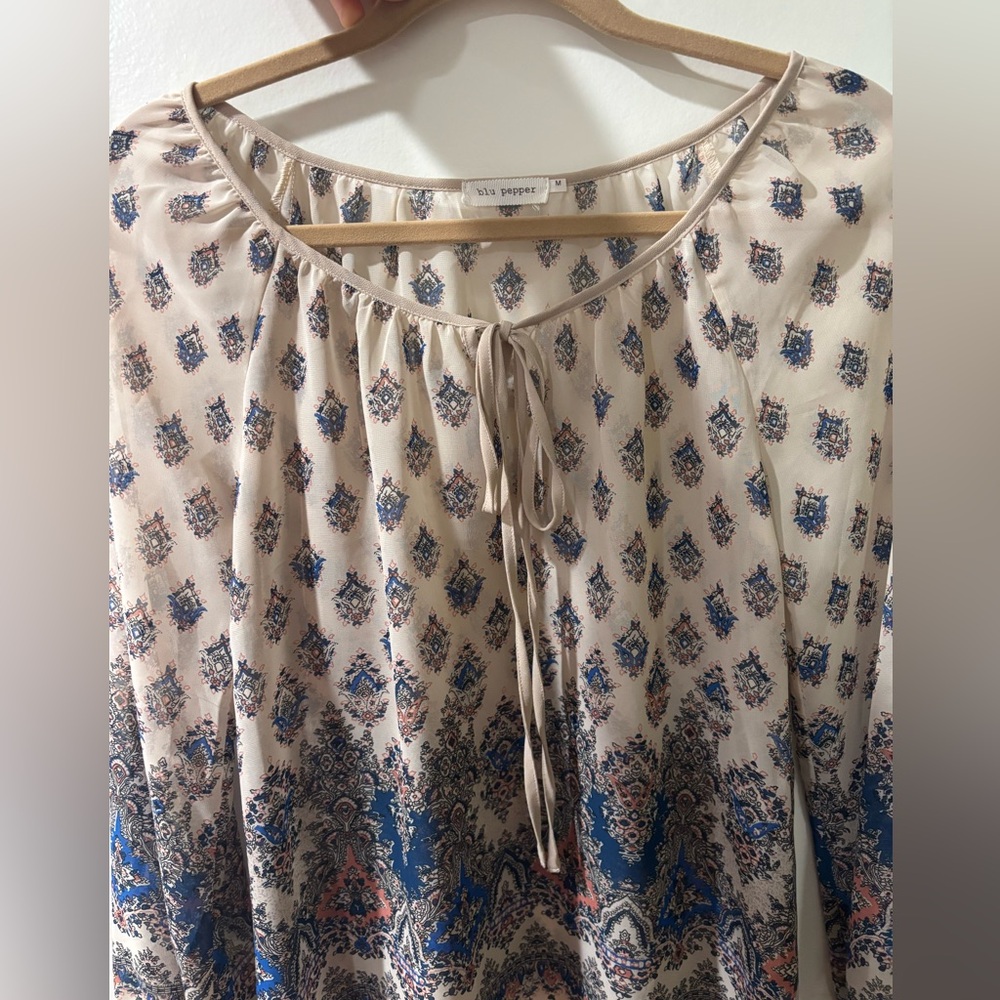 BLU PEPPER Elegant Beige Patterned Blouse, Medium, Like New - Picture 3 of 6